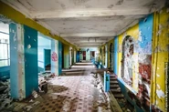 Внутри заброшенной школы