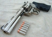Револьвер и боеприпасы к нему