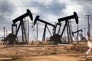 Нефтяные вышки на суше