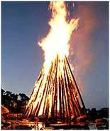 Сигнальные костры фото. Огромный костер. Сигнальные костры в древности. Горящий шалаш. Сигнальный костер.