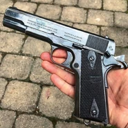 М-1911 в руке