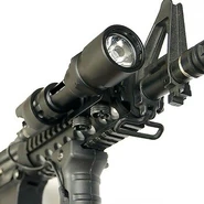 Установленный оружейный фонарь