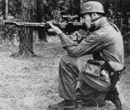 FG-42 с оптическим прицелом в руках