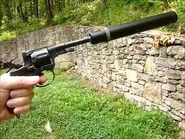«Наган» с более длинным глушителем в руках