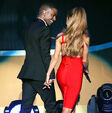 Sean-and-ariana-a-very-grammy-christmas-walking.jpg (228 KB)