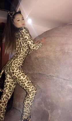 Ariana grande 2025 halloween costume 2016