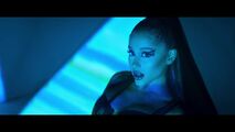 Ariana Grande - 7 Rings - Screencaptures (186)