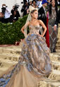 Ariana Grande arriving at the 2018 Met Gala (5)