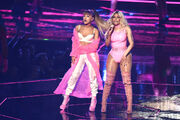 Ariana performing Side to Side feat Nicki at MTV VMAs 2016 (19)