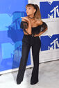 Ariana Grande at 2016 MTV VMAs red carpet (17)