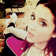 Ariana with her pink pearpad