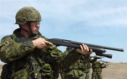 Kanadische Soldaten mit Benelli M3