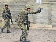 Soldat der Bundeswehr mit P8
