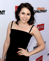 2013 Netflix S4 Premiere - Mae Whitman 03