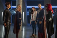 5.Supergirl-Crisis On Infinte Earths-Supergirl, Alex, Lois, Superman et Batwoman