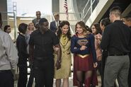 SUPERGIRL-Season-2-Episode-3-Photos-Welcome-To-Earth-23