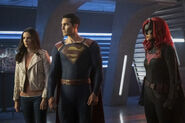 7.Supergirl-Crisis On Infinte Earths-Lois, Superman et Batwoman