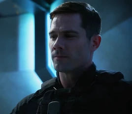 Luke-macfarlane-supergirl-luke-macfarlane-39179193-500-281