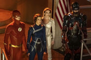 11.Supergirl-Crisis On Infinte Earths-The Flash, White Canary, Harbinger et ATOM