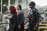 16.Supergirl-Crisis On Infinte Earths-Batwoman, ATOM et Superman