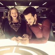 Les costumes de Supergirl et Mon-El