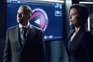 7.Arrow Shattered Lives Directeur Adjoint Bell et Lyla.jpg (332 kio)