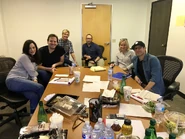 Dans l'ordre (de gauche à droite) Jessica Queller (Co-Showrunner de Supergirl) Phil Klemmer (Showrunner de Legends of Tomorrow) Robert Rovner (Co-Showrunner de Supergirl) Wendy Mericle (Productrice et scénariste sur Arrow) Todd Helbing (Producteur et scénariste sur The Flash) Sans oublier la personne qui prend la photo Marc Guggenheim (producteur et Scénariste sur Arrow et Legends of Tomorrow) sont réunit pour peaufiner les détails du cross over.