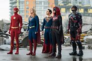 15.Supergirl-Crisis On Infinte Earths-Batwoman, ATOM, Flash, Superman et Supergirl