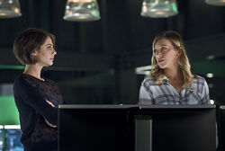 4.Arrow.Eleven-Fifty-Nine.Thea et Laurel.jpg