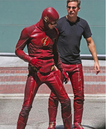 L'ancien costume de Flash apparaît ! Grant Gustin et Cody Laudan sa doublure.