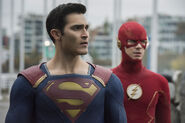 17.Supergirl-Crisis On Infinte Earths-Flash et Superman