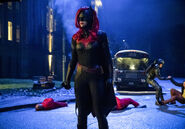 25.Arrow-elseworlds-part2-Batwoman