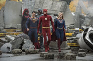 14.Supergirl-Crisis On Infinte Earths-Batwoman, ATOM, Flash, Superman et Supergirl