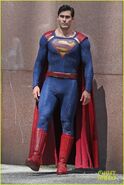 Tyler-hoechlin-saves-day-on-supergirl-as-superman-filming-12
