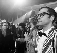 Sara, Charlie et Gary bien habillé avec Constantine avec un bâton mystérieux