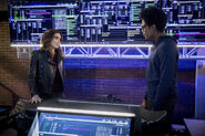 9.Arrow-Brothers in Arms-Dinah Drake et Curtis Holt