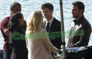 009 1 orig.jpg (127 kio) Les couples Iris/Barry et Felicity/Oliver avec Diggle. Une cérémonie privé ?
