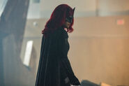 18.Supergirl-Crisis On Infinte Earths-Batwoman