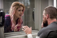 3.Arrow-701-Inmate 4587- Felicity Smoak et Oliver Queen