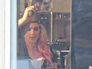 Felicity sert des cafés avec des mèches roses.