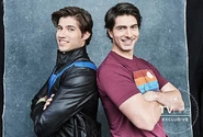 Comic-con-2019-supermen.jpg (120 kio) Cameron Scuffe (Seg-El de "Krypton" avec Brandon Routh.