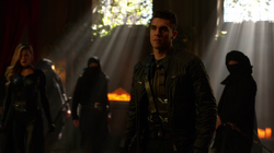 Adrian confrontant la team Arrow