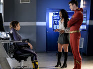 1.The Flash-All Doll’d Up-XS, Iris et Flash