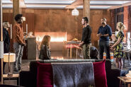 13.Arrow-Divided-Dinah, Rene, Curtis, Diggle, Felicity et Oliver