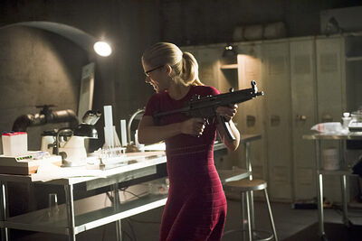 Arrow-season-4-restoration-gun-felicity