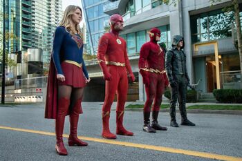 1.Arrow-elseworlds-part2-Supergirl, Oliver(Flash), Flash (Barry 90) et Barry(GreenArrow)