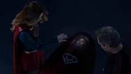 00001162.jpg (59 kio) Astra est dans un cercueil kryptonien