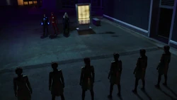 Cisco, Flash e Nevasca enfrentando o exército de Eva.