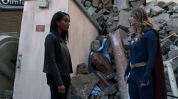 Kelly conversando com Supergirl