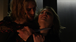 Chase ameaçando Thea